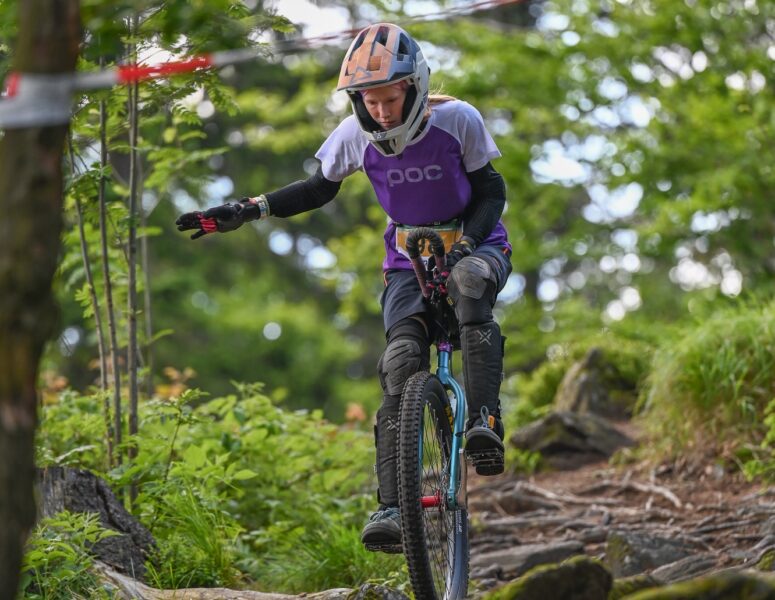 Lea beim Geländeeinradfahren - Homepage