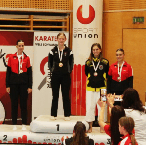 SPU-LM_2025_Siegerehrung Kata Damen mit Desiree (2. v. r.)