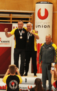 SPU-LM_2025_Siegerehrung Kata Unterstufe mit Christian (links) und Michael